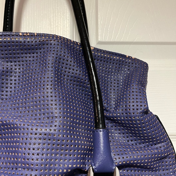 NWOT GUESS BAG NEW WITH FLAWS - Picture 5 of 5